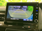 後方確認モニターは、駐車時の安全性を高め、狭い場所での運転をサポートします。