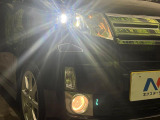 【LEDヘッドライト】悪天候や夜間走行時も良好な視界を確保し安心して運転できる高輝度LEDヘッドライトを装備!点灯速度が早く、消費電力も抑えられています。