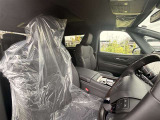 運転席の画像です。十分なスペースがあり、ゆったりした状態で運転していただけます♪