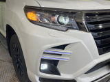 【LEDヘッドライト】悪天候や夜間走行時も良好な視界を確保し安心して運転できる高輝度LEDヘッドライトを装備!点灯速度が早く、消費電力も抑えられています。