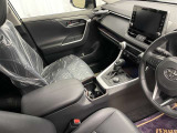 運転席と助手席の間のセンターコンソールにカップホルダー2つあります(^^♪