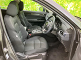 運転席からの眺めは良好で、操作性も抜群。シートの形状も身体にフィットし、長距離運転でも疲れにくい工夫が施されています。快適な空間です。