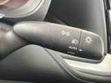 雨天時でもクリアな視界を確保するワイパーレバー。操作も簡単で、雨の日の運転をサポートします。様々なワイパーモードを選択でき、状況に応じて使い分けられます。