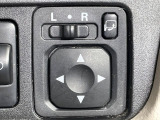 【電動格納ミラー】スイッチ操作でミラーを折りたたむことができるため、狭い駐車場や路地でのすれ違い時に接触を防ぐことができます♪