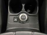 ドリンクはこちらのスペースに置いていただけます。運転の邪魔にならず、手に取りやすい位置で安全に管理できます。また他の備品とも干渉しないため快適にご利用いただけますので安心です。いつでもどうぞ。
