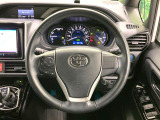 【純正革巻きステアリング】上質な革を使用することで、手にしっかり馴染みとても運転しやすいハンドルです♪
