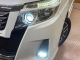 【LEDヘッドライト】悪天候や夜間走行時も良好な視界を確保し安心して運転できる高輝度LEDヘッドライトを装備!点灯速度が早く、消費電力も抑えられています。