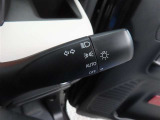 スイッチをオートに設定しておけば、車外の明るさに応じて自動的にヘッドランプを点灯・消灯します。夕暮れ時やトンネルの続く山道などを走行する時に便利なコンライトを装備しています。