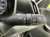 操作しやすい位置に配置されたウインカーレバーで、安全な車線変更をサポート。直感的な操作で、運転に集中できます。