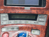【オートエアコン】一度お好みの温度に設定すれば、車内の温度を検知し風量や温度を自動で調整。暑い&hellip;寒い&hellip;と何度もスイッチ操作をする必要はありません。快適な車内空間には必須の機能ですね♪
