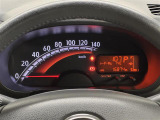 【メーターまわり】ドライバーから見やすい位置にあって安全運転に寄与します。メーターも見やすくてシンプルなデザインになっております。