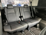 3列目シートも広々としており、大人でもゆったりと座れます。多人数乗車時にも快適な空間を提供します。