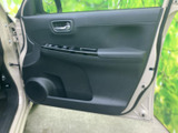 ドアトリムはシンプルで使いやすく、運転席からの操作もスムーズに行えます。広々とした空間で、快適なドライブを楽しめます。清潔感も保たれています。