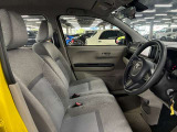 運転席の画像です。足元やシートまわりに余裕があり、リラックスした姿勢で運転が可能です。視界も良好で操作系へのアクセスもしやすく、快適で安心感のあるドライブをサポートします。