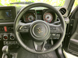 握りやすいデザインのステアリングは、長時間の運転でも疲れにくい設計。操作性にも優れており、快適なドライビングをサポートします。
