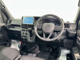 運転席まわりです。 各操作スイッチは使いやすい位置に配置されてます。