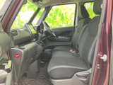 ドライバーの視界を妨げない、広々とした運転席。操作しやすい位置に配置されたスイッチ類も魅力的です。快適な運転環境です。