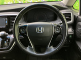 握りやすいステアリングは、運転操作をスムーズに。ステアリング周りのスイッチ類も操作しやすく、快適なドライビングをサポートします。