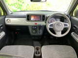 運転席周りは、シンプルで操作性に優れています。ドライバーが集中できる空間を演出します。広々とした室内も魅力です。