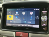 多彩な機能が満載で、快適なドライブをサポート。CDやBluetoothなど、お好みの音源で車内を盛り上げましょう。使いやすいインターフェースも魅力です。