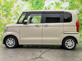 スタイリッシュなサイドシルエット。程よいボリューム感が、運転のしやすさと安心感を与えてくれます。