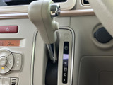 握りやすいステアリングで、快適な運転姿勢をサポート。操作性にも優れ、軽快なハンドリングを実現します。運転の楽しさを向上。