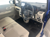 【運転席】座り心地が良いシートなので長時間の運転でも快適にお過ごしいただけます。新品のフロアマットのご注文も可能です。掲載箇所以外にご希望の写真がございましたらお気軽にお問い合わせ下さい。
