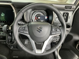 握りやすい形状で、運転操作をサポートします。ステアリングスイッチで、オーディオやハンズフリー通話も快適に操作可能です。