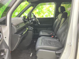 運転席からの視界は良好で、運転操作もスムーズに行えます。機能的なデザインが、安全な運転をサポート。快適なドライビング体験を。