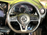 インテリアに合わせたデザインのステアリングは、運転される方のことも考え、運転しやすい形状、大きさです。是非一度、実際に触ってお確かめください。