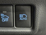 【AHB:オートマチックハイビーム】クルマに搭載されたシステムが、先行車や対向車の存在のほか周囲の明るさを検知し、ハイビームとロービームを自動で切り替える機能です。