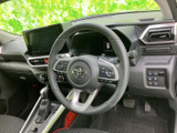 握りやすいステアリングは、運転操作を快適にします。オーディオやハンズフリー通話など、便利な機能も操作可能です。