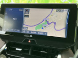 鮮明な地図表示で、目的地へのナビゲーションをスムーズに。周辺情報も確認できるので、初めての場所でも安心して運転できます。安全運転をサポートします。