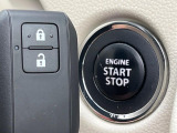【キーレススタートシステム】カバンやポケットに入れたままでもドアの施錠・解錠が可能なスマートキーを装備。エンジンのオン・オフ時もカギを取り出す必要が無いからとっても便利です♪