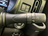 操作しやすいウインカーレバーで、安全な車線変更をサポート。直感的な操作感で、運転に集中できます。スムーズな運転をサポートします。
