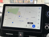 鮮明な地図表示で、目的地までスムーズに案内。運転に集中できる、頼れるナビゲーションシステムです。道に迷う心配はありません。
