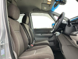 広々とした室内空間で、ゆったりとくつろげます。ドライバーの視界も広く、運転しやすい環境です。