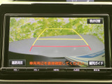 後方の状況を安全に確認できるバックモニターです。狭い場所での駐車や車庫入れも、より安心に行えます。ガイドライン表示で、距離感もつかみやすいです。