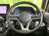 握りやすいステアリングは、長時間の運転でも疲れにくい設計。操作性も高く、快適なドライビングをサポートします。