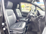 運転席シート廻りは使用感も少なく、良好な状態となっています。前オーナー様が丁寧に使っていたことがよくわかりますね。