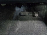 この車輌の清掃風景です!!シートを取り外して徹底洗浄!!細かなほこりやしみついた汗など、前使用者の痕跡を除去します