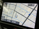 鮮明な地図画面で、目的地までの道順をわかりやすく表示。運転に集中しながら、スムーズなナビゲーションを実現します。