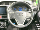 【純正革巻きステアリング】上質な革を使用することで、手にしっかり馴染みとても運転しやすいハンドルです♪
