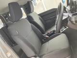 ゆったりと座れるシートは、長距離運転でも疲れにくい設計。快適なドライブをサポートします。