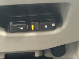 【ETC】有料道路を利用する際に料金所で停止することなく通過できる、ETC車載器(ノンストップ自動料金収受システム機器)が装備されています。セットアップを行うことで利用可能になります。
