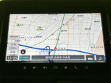 鮮明な地図表示で、目的地までスムーズに案内。渋滞情報もリアルタイムで確認でき、快適なドライブをサポートします。