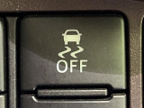 【横滑り防止装置】車両の横滑りを感知すると、自動的に車両の進行方向を保つように車両を制御します。雨の日など滑りやすい路面状況でも安全な運転が可能です。