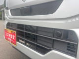 デュアルセンサーブレーキサポートII フロントガラス上部にあるセンサー部です。単眼カメラとレーダーで車両前方の状況を検知し各種制御を行います。衝突被害軽減ブレーキ・誤発進抑制機能 等