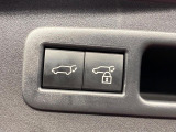 【パワーバックドア】スマートキーや運転席のボタンを押すだけでリアゲートが自動で開閉します!荷物を持っている時や、高い位置にあるバックドアを閉める際に便利な機能です♪
