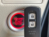 【Hondaスマートキー】カバンやポケットに入れたままでもドアの施錠・解錠が可能なスマートキーを装備。エンジンのオン・オフ時もカギを取り出す必要が無いからとっても便利です♪